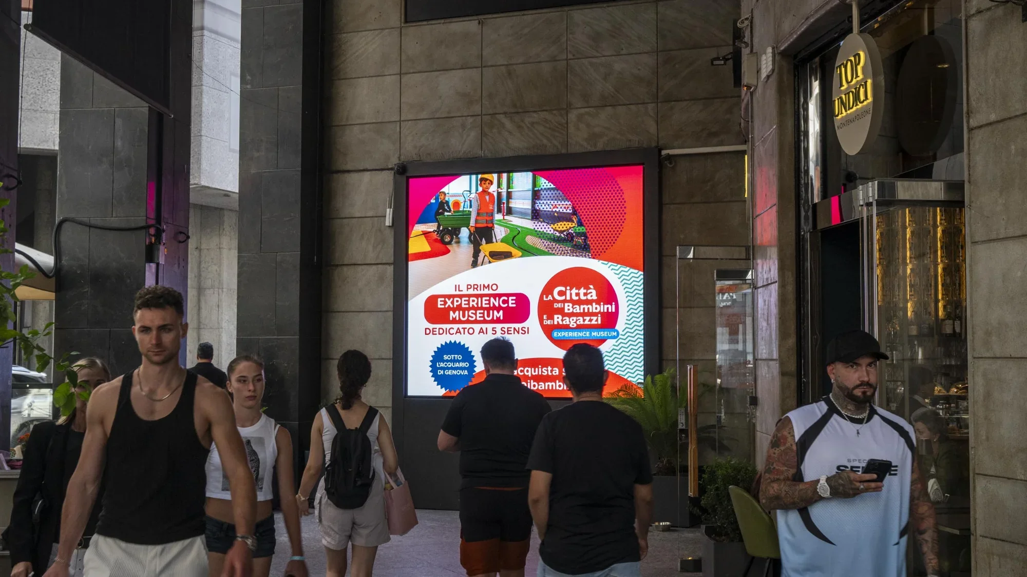 Milano Via Montenapoleone Ledwall