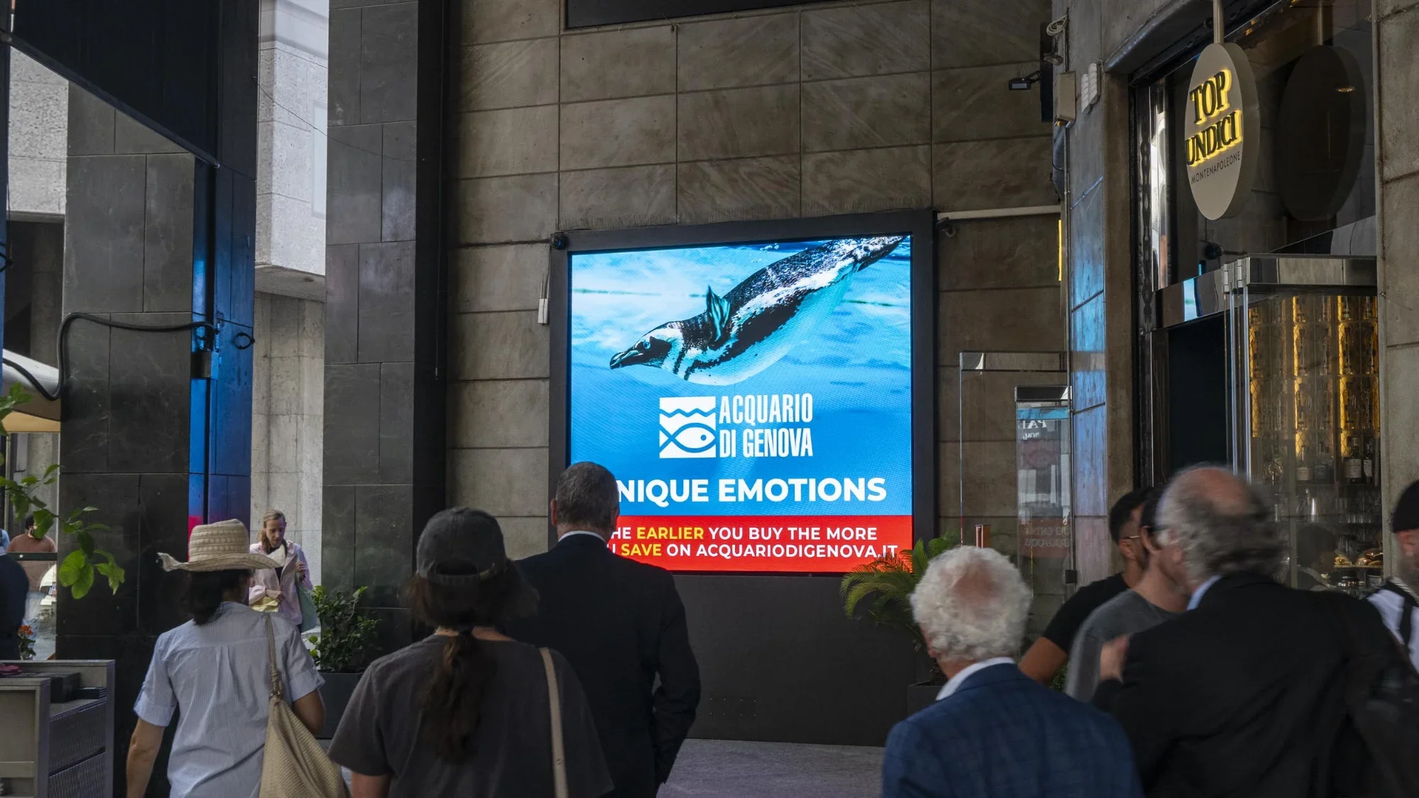 Milano Via Montenapoleone Ledwall