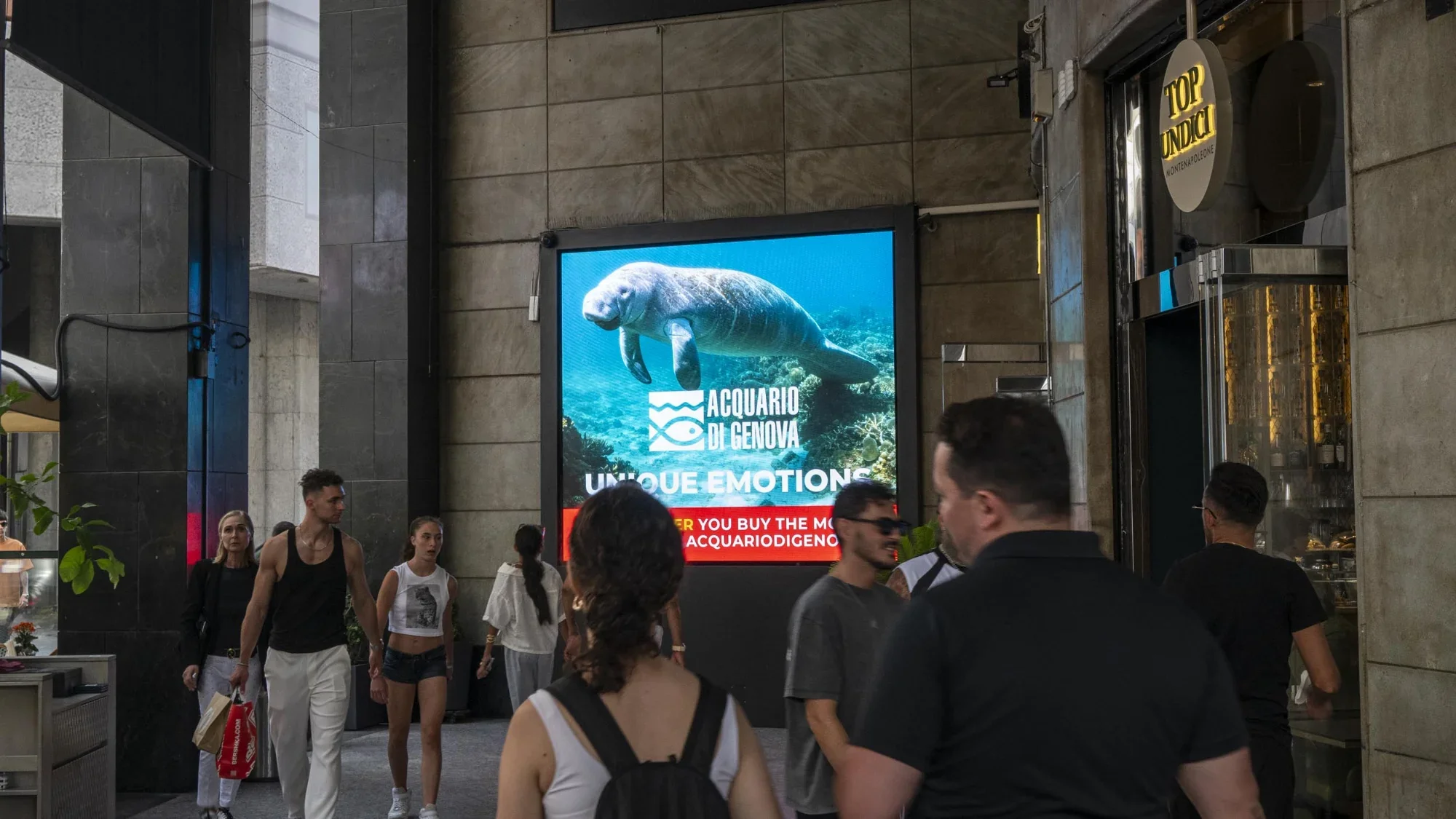 Milano Via Montenapoleone Ledwall