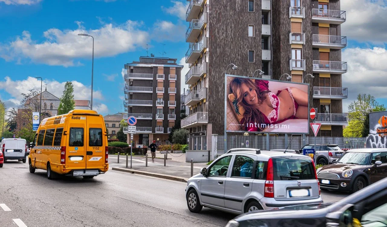 Milano_8x4-via-Santa-Rita-da-Cascia-2