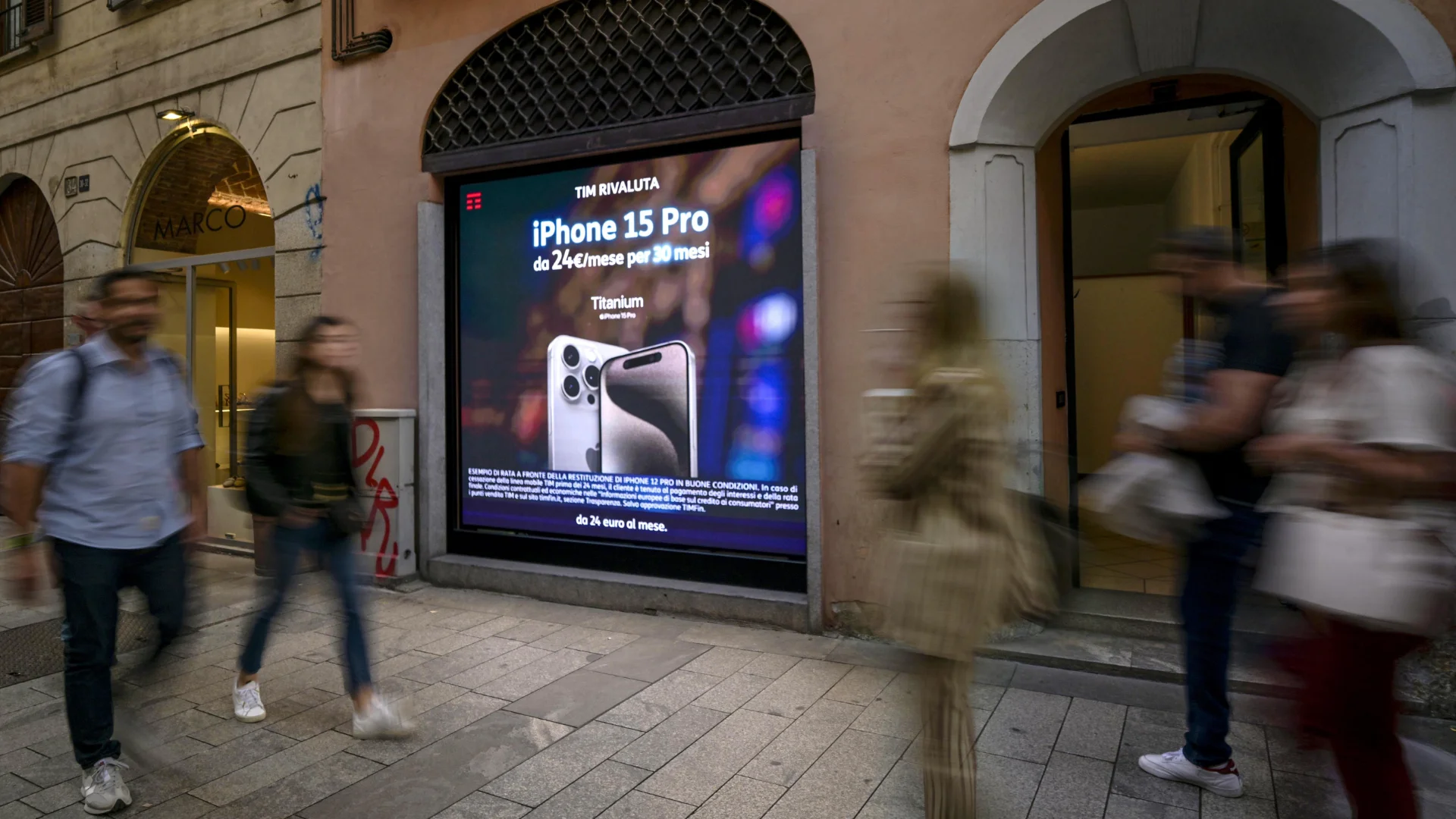 Milano Corso Garibaldi Vetrina Led