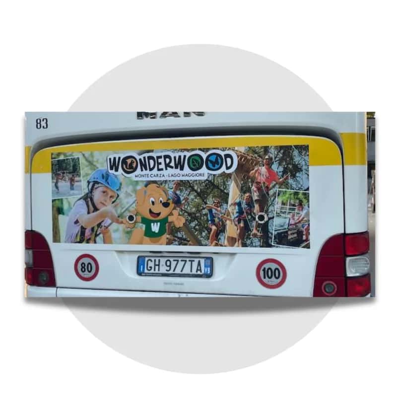 Retro Bus: Dimensioni: cm 200 x 60. Caratteristiche: Posizionamento posteriore ad altissimo tempo di esposizione, perfetto per catturare l'attenzione dei veicoli in coda nel traffico.