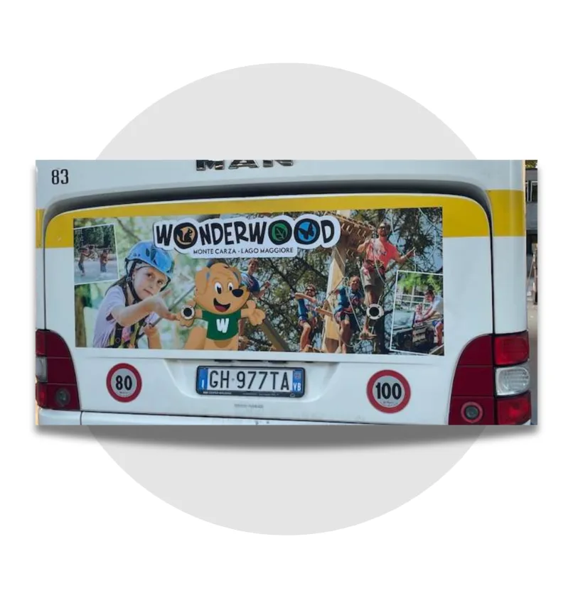 Retro Bus: Dimensioni: cm 200 x 60. Caratteristiche: Posizionamento posteriore ad altissimo tempo di esposizione, perfetto per catturare l'attenzione dei veicoli in coda nel traffico.